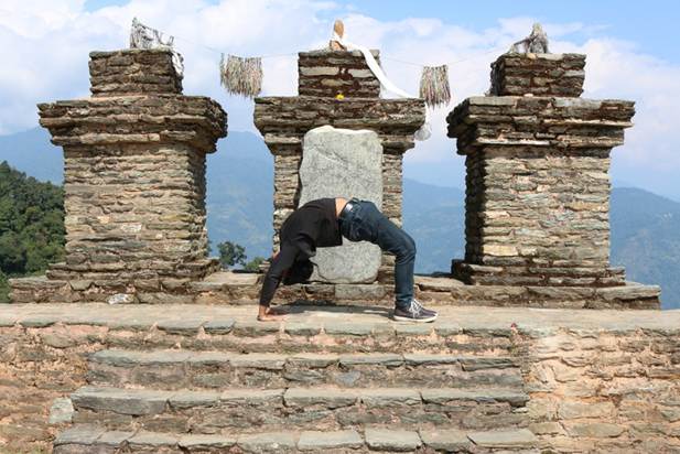 Ein Bild, das draußen, Gebäude, Stein, Rock enthält.
Automatisch generierte Beschreibung